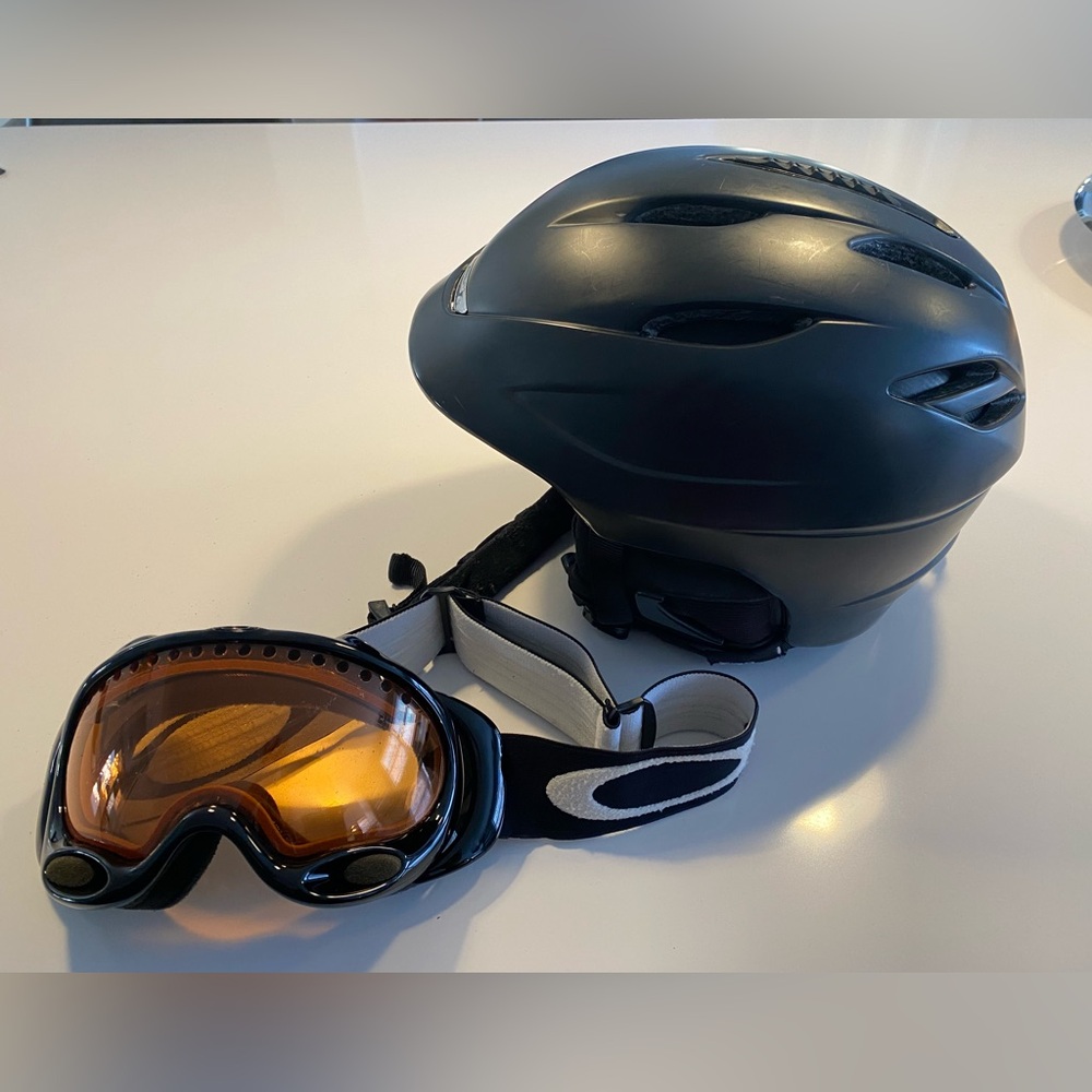 Ski helmet small and Oakley goggles